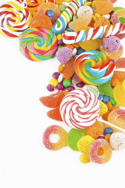 Piruletas coloridas y dulces redondos de diferentes colores. Vista superior. - Foto, imagen