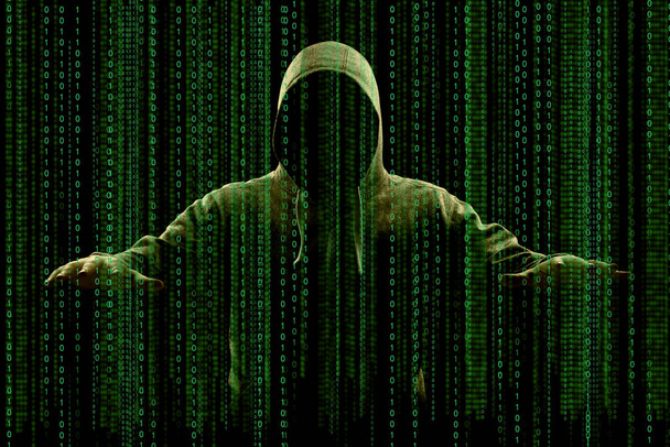 Hacker vytiskne kód na klávesnici notebooku, aby se dostal do kyberprostoru - Fotografie, Obrázek