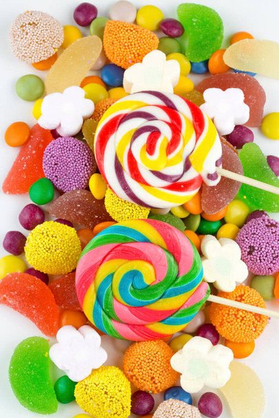 Piruletas coloridas y dulces redondos de diferentes colores. Vista superior. - Foto, imagen