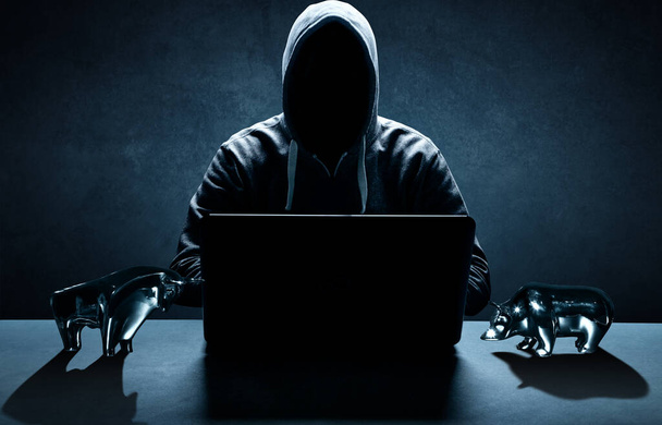 Hacker drukt een code op een laptop toetsenbord in te breken in een cyberspace - Foto, afbeelding