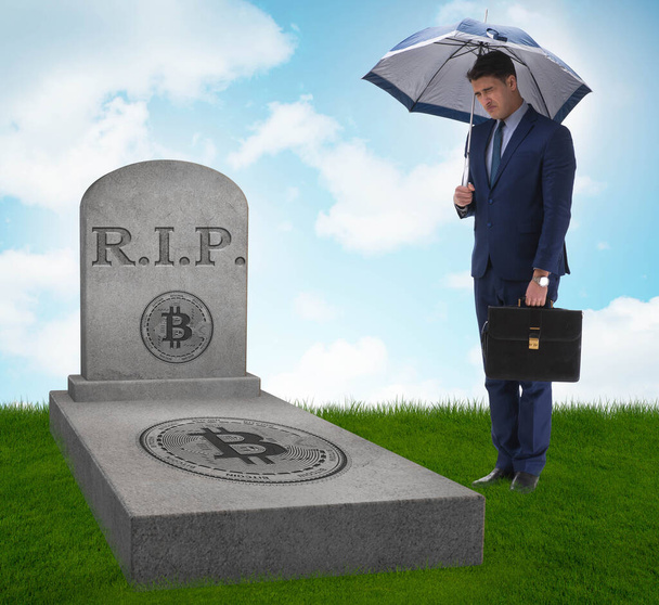ビットコインの終焉と死を悼むビジネスマン - 写真・画像