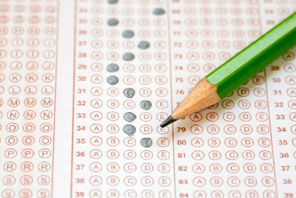Estudiantes mano haciendo exámenes examen examen papel de prueba con dibujo a lápiz elección seleccionada en hojas de respuesta en la escuela
 - Foto, Imagen