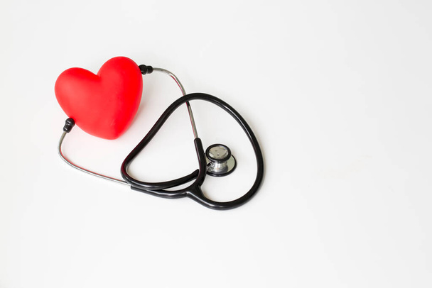 Stethoscope és vörös szív. Szívvizsgálat. Az egészségügyi ellátás fogalma. - Fotó, kép