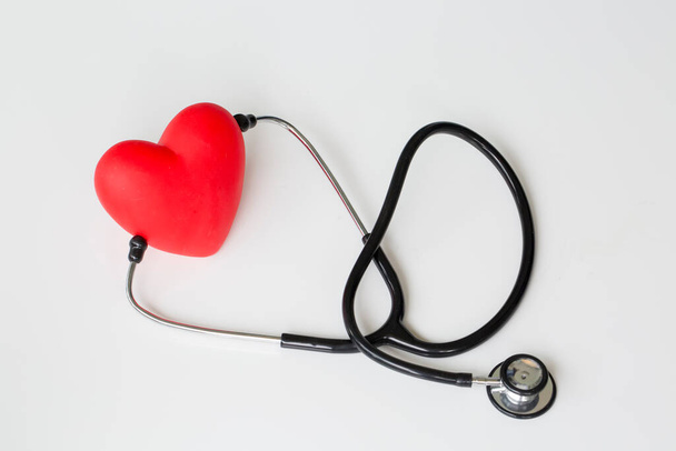 Estetoscopio y corazón rojo. Comprobación cardíaca. Concepto asistencia sanitaria
. - Foto, imagen