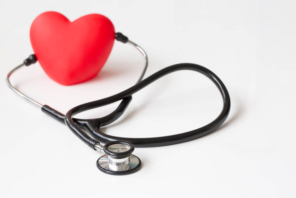 Стетоскоп и красное сердце. Проверка сердца. Концепция здравоохранения
. - Фото, изображение