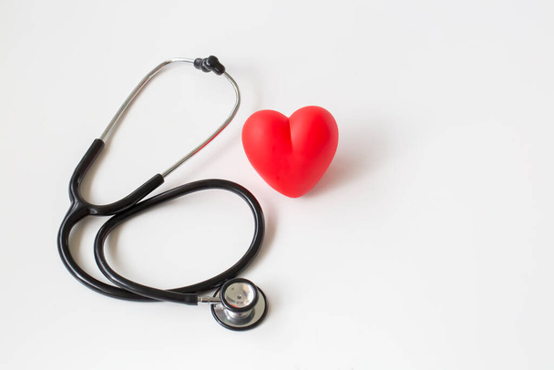 Stetoskop i czerwone serce. Próba serca. Koncepcja opieki zdrowotnej. - Zdjęcie, obraz