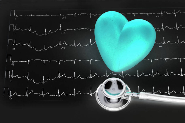 Stetoscopio e cuore rosso. Controllo cardiaco. Concetto sanitario. - Foto, immagini