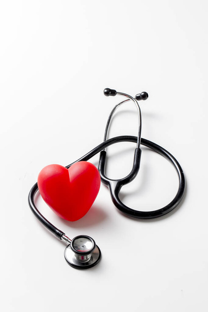 Στεκοσκόπιο και κόκκινη καρδιά. Έλεγχος καρδιάς. Έννοια υγειονομικής περίθαλψης. - Φωτογραφία, εικόνα