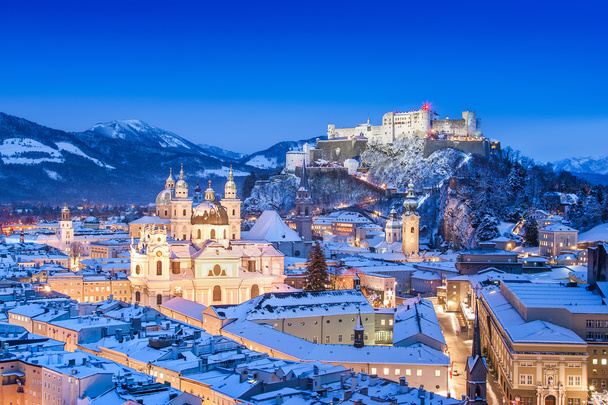 冬、ザルツブルク、オーストリアでホーエン ザルツブルク城とザルツブルクの歴史的な街 - 写真・画像