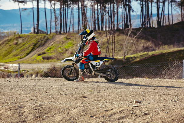 Concepto de Motocross, un motociclista va fuera de la carretera haciendo esquí extremo. En busca de la adrinalina, concepto deportivo. Deporte peligroso
. - Foto, imagen
