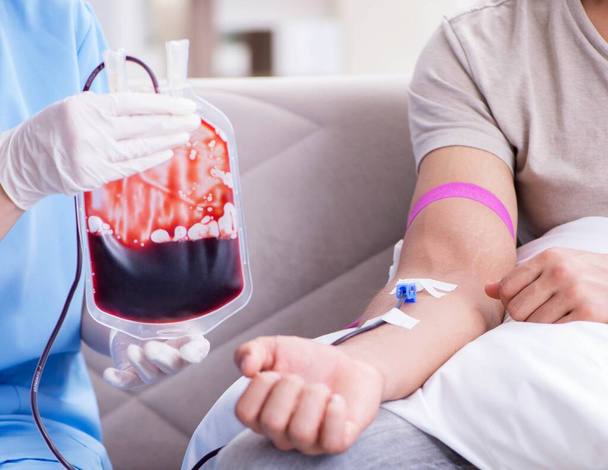 Пацієнт отримує переливання крові в клініці
 - Фото, зображення