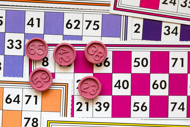 Carte da bingo colorate e numeri su sfondo bianco, primo piano, isolato. - Foto, immagini