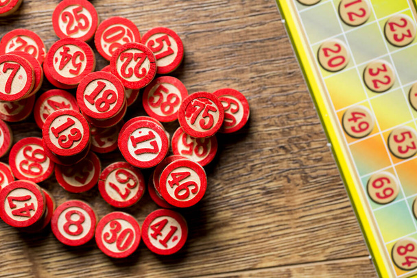 Tarjetas de juego de bingo coloridas y números sobre fondo blanco, primer plano, aislados
. - Foto, imagen