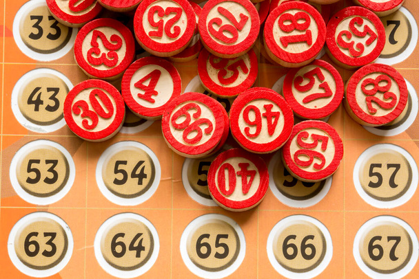 Barevné bingo herní karty a čísla na bílém pozadí, zblízka, izolované. - Fotografie, Obrázek