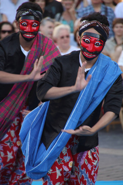 Bir sokak festivalinde Endonezya halk dansı - Fotoğraf, Görsel