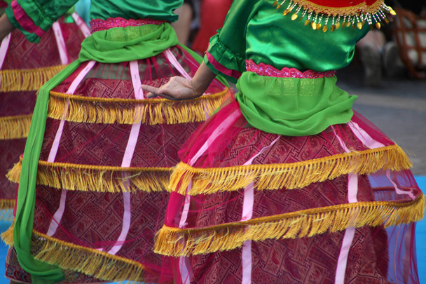 Danza folclórica indonesia en un festival callejero
 - Foto, Imagen