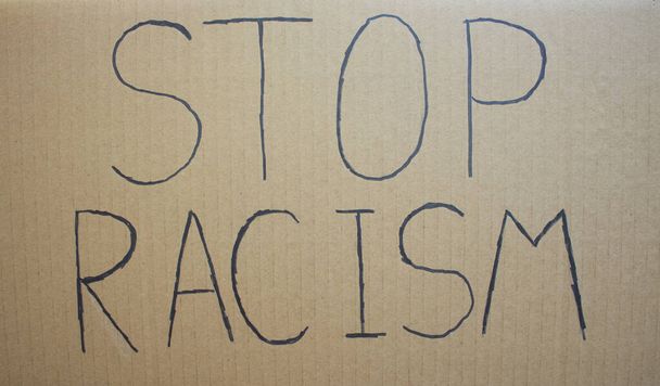 Állítsd meg a szakadékot. Szöveges üzenet tiltakozásul kartonpapíron. Hagyd abba a rasszizmust. Rendőri erőszak. Bannertervezési koncepció. - Fotó, kép