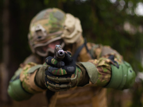 Ουκρανία στρατιώτης της Εθνοφρουράς πυροβολεί στα χέρια του - Φωτογραφία, εικόνα