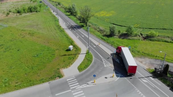 Vrachtwagenchauffeur rijdt naar de bestemming. Luchtfoto van een vrachtwagen op de weg in een prachtig landschap in de zomer. - Video