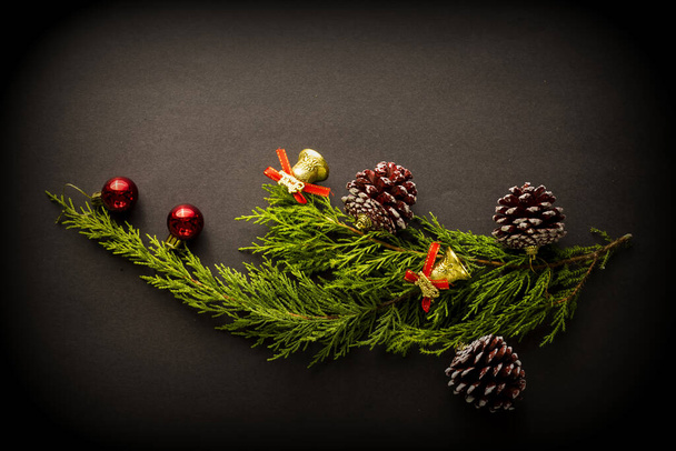 Weihnachten oder Neujahr dunkler Holzhintergrund, schwarze Weihnachtstafel gerahmt mit saisonaler Dekoration, Platz für Text, Blick von oben - Foto, Bild