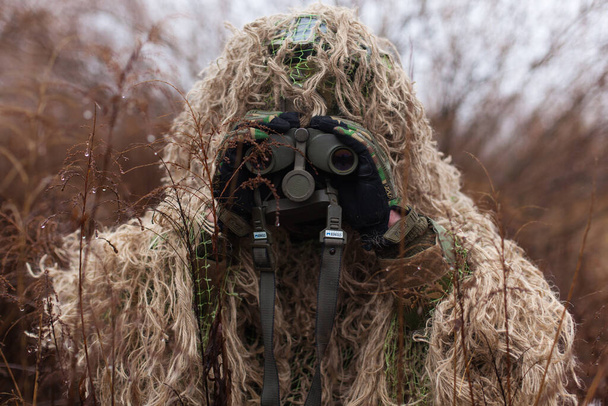 Ukrainischer moderner Kikimora-Soldat mit Fernglas in der Hand - Foto, Bild