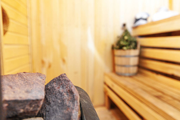 Interieur details Fins sauna stoombad met traditionele sauna accessoires wastafel berken bezem schepje vilten hoed handdoek. Traditioneel oud Russisch badhuis SPA Concept. Relax country dorpsbad concept - Foto, afbeelding