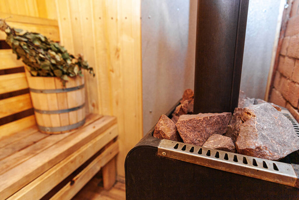 Interieur details Fins sauna stoombad met traditionele sauna accessoires waskom berken bezem. Traditioneel oud Russisch badhuis SPA Concept. Relax country dorpsbad concept - Foto, afbeelding