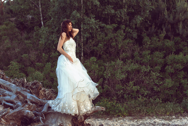Menyasszony fehér ruhában a tenger mellett - Fotó, kép