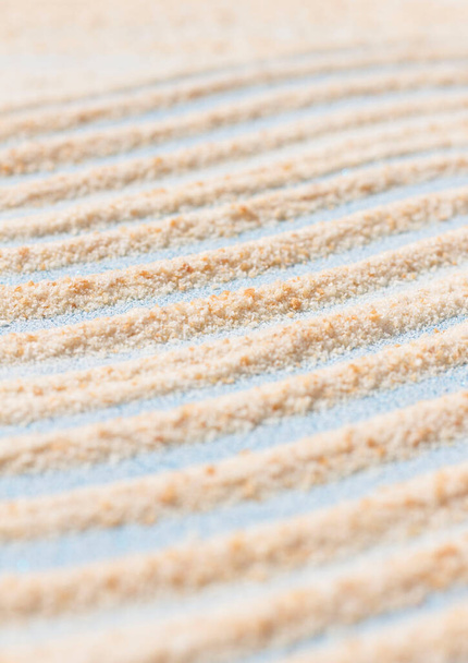 padrão de linhas de areia de praia em um fundo azul de verão
. - Foto, Imagem