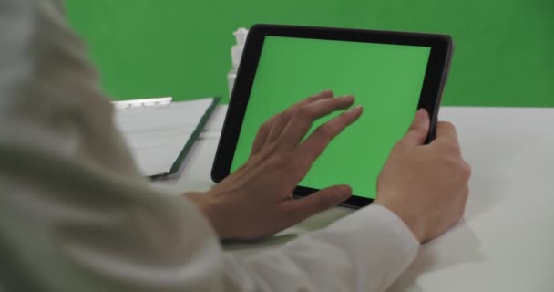 Medical worker woman in white coat uses tablet - Video, Çekim