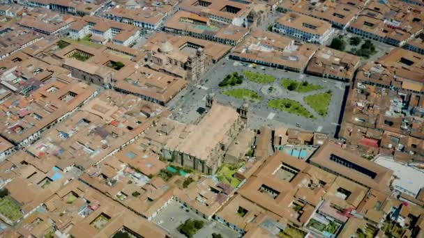 Вид сверху на главную площадь, где контраст между Католической и Церковью и другими зданиями, Куско, Перу
 - Кадры, видео