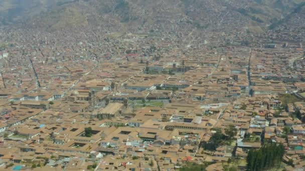 Вид с воздуха на город Куско, где вы можете увидеть, что город окружен горами и находится в нижней части, Куско, Перу
 - Кадры, видео
