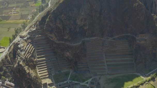 Ollantaytambo考古学サイトは、テラス、寺院、家や建物を持つインカの要塞です。ペルーのインカの聖なる谷. - 映像、動画