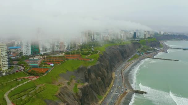 Atmosferik etki. Düşük irtifada bulut ve sis oluşumu. Pasifik Okyanusu kıyıya vurur ve alçak bulutlar ile bir sis etkisi yaratır, Lima Şehri, Peru - Video, Çekim
