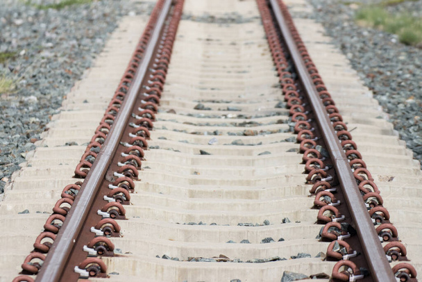 Detalhe dos trilhos ferroviários ferrovia para trens
 - Foto, Imagem