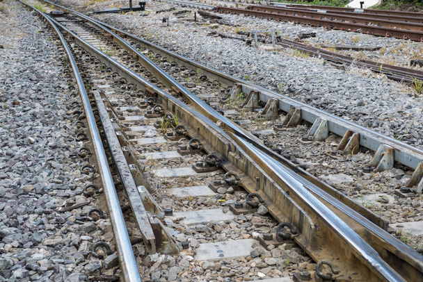 Demir paslı demiryolu trenler için demiryolunu izliyor - Fotoğraf, Görsel