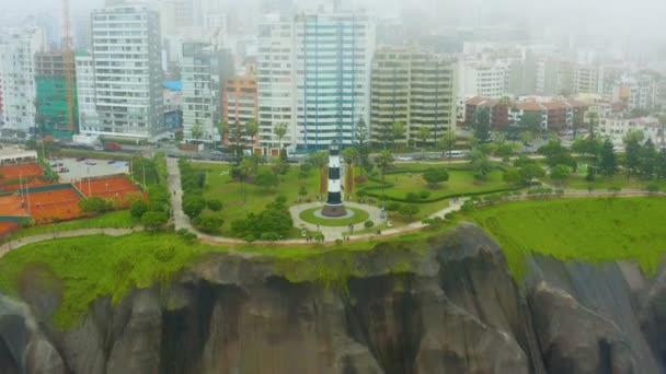 Vista aérea de la costa de Lima con un faro en un día de niebla. Cliff en Miraflores. Lima, Perú
 - Imágenes, Vídeo