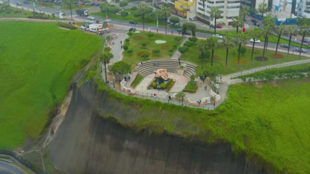 Miraflores 'de sisli bir günde Aşk Parkı (Parque del Amor) ve Villena Köprüsü çevresindeki hava panoramik manzarası. Lima Şehri, Peru. - Video, Çekim