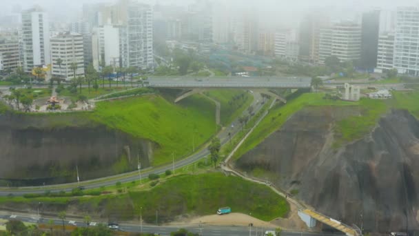 Vue aérienne d'un quartier riche de Lima avec un parc près d'une falaise. Quartier Miraflores, Lima City, Pérou - Séquence, vidéo