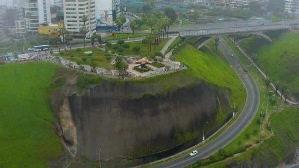 Vue panoramique aérienne autour du parc Love (Parque del Amor) et du pont Villena par une journée brumeuse à Miraflores. Lima City, Pérou. - Séquence, vidéo