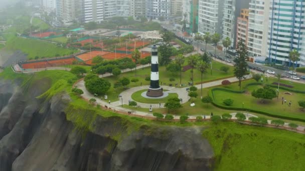 Miraflores, Lima City, Peru 'daki Malecon' da deniz fenerinin önündeki sisli bir günün hava manzarası.. - Video, Çekim