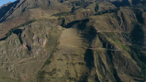 Las ruinas de Pisac están separadas a lo largo de la cresta. Templo del Sol, baños, altares, fuentes de agua, una plataforma ceremonial y un afloramiento volcánico tallado. .. Valle Sagrado de los Incas, Perú
 - Imágenes, Vídeo