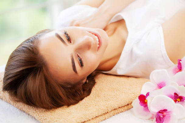 Jeune femme sur rajeunissant massage facial dans le studio de beauté - Photo, image
