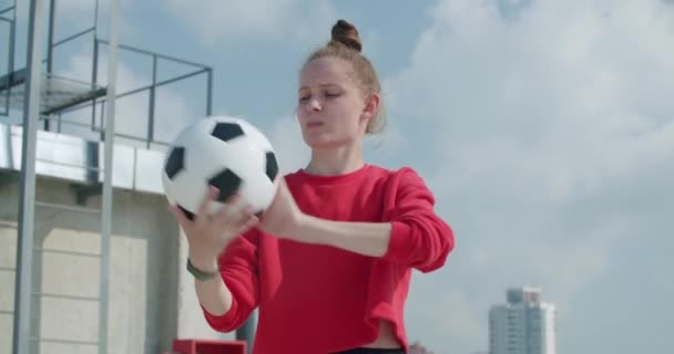 Teenager girl football soccer player practicing - Filmagem, Vídeo