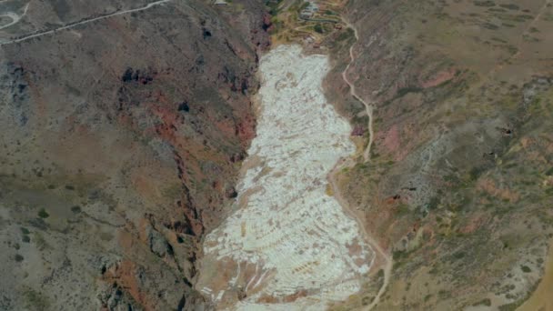 Salinas oder Salineras de Maras ist eine Salzmine in der Nähe von Cusco, heiliges Tal, Peru - Filmmaterial, Video