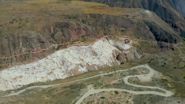Valkoisia suolakaivoksia Marasissa. Tämä vetovoima koostuu tuhansista pienistä altaista, jotka on kaiverrettu vuorenrinteeseen.. - Materiaali, video