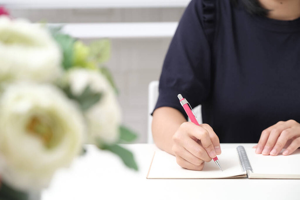 Γιαπωνέζα που κρατάει σημειώσεις στο σημειωματάριό της - Φωτογραφία, εικόνα