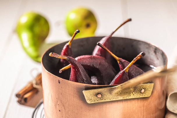 Closeup of tasty mulled wine with pears on white table - Фото, изображение