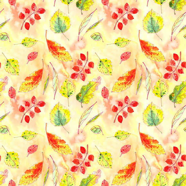 patrón sin costuras de otoño amarillo, rojo, naranja, hojas verdes sobre un fondo naranja amarillo texturizado. imagen gráfica de color
.  - Foto, Imagen