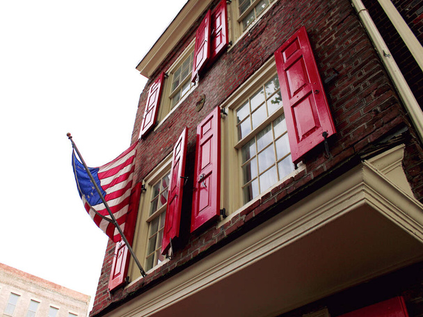 Flag United States of AmericaThe oldest street in Philadelphia Elfreth's Alley.America. September 2017_ - Foto, Imagen